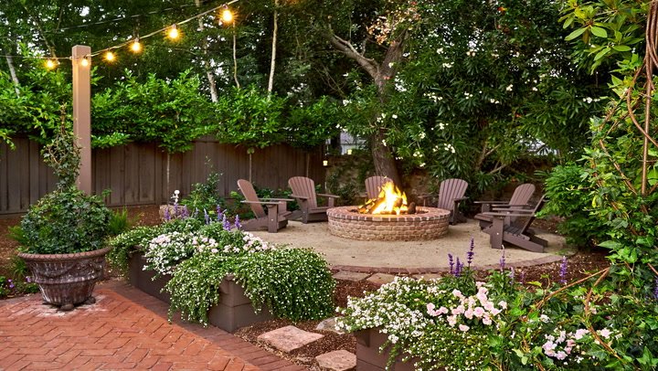 Small Backyard Fire Pit Setup