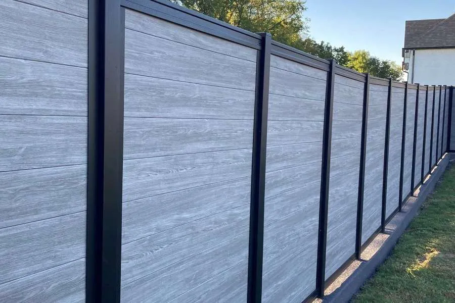Horizontal Slat Fence for a Minimalist Touch