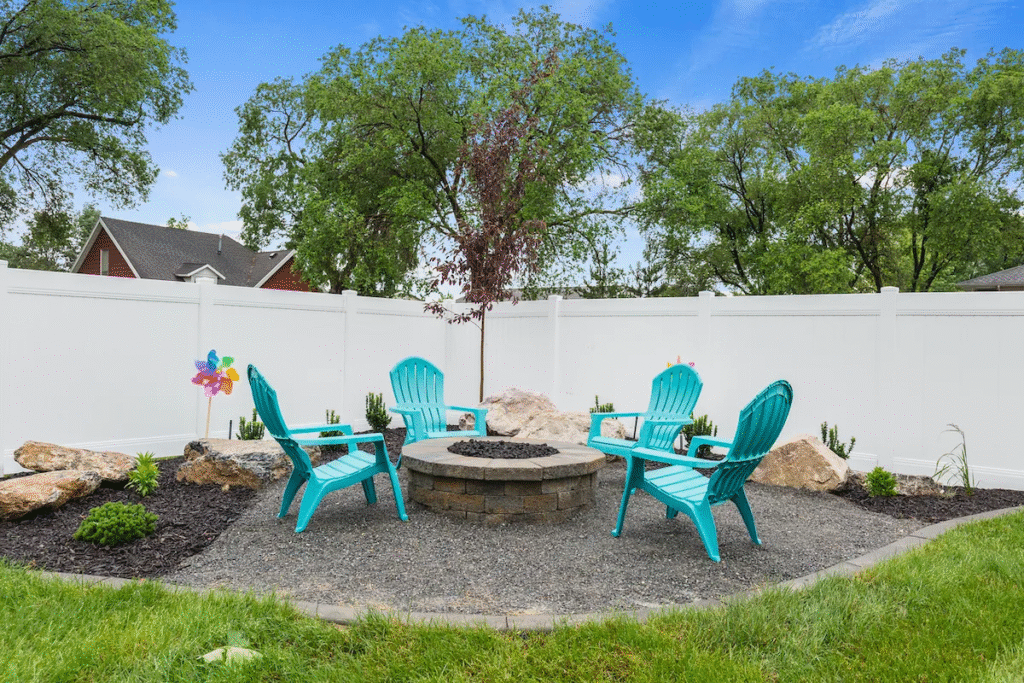 Outdoor Fire Pit Ideas with Gravel Surround